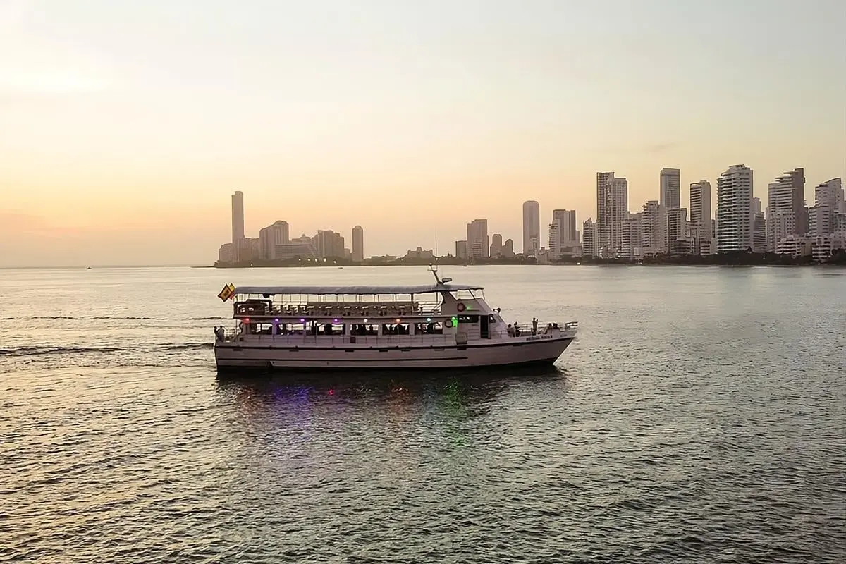 Atardecer en la Bahía de Cartagena desde el Barco Bequia