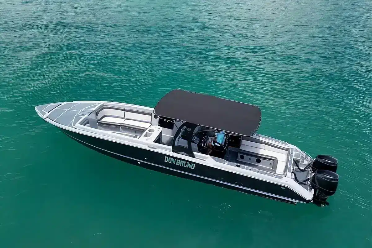 Bote Deportivo Don Bruno navegando en el Caribe de Cartagena