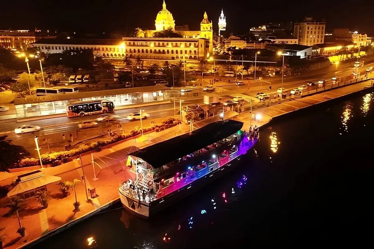 Cena Noche Blanca en barco por la bahía de Cartagena iluminada