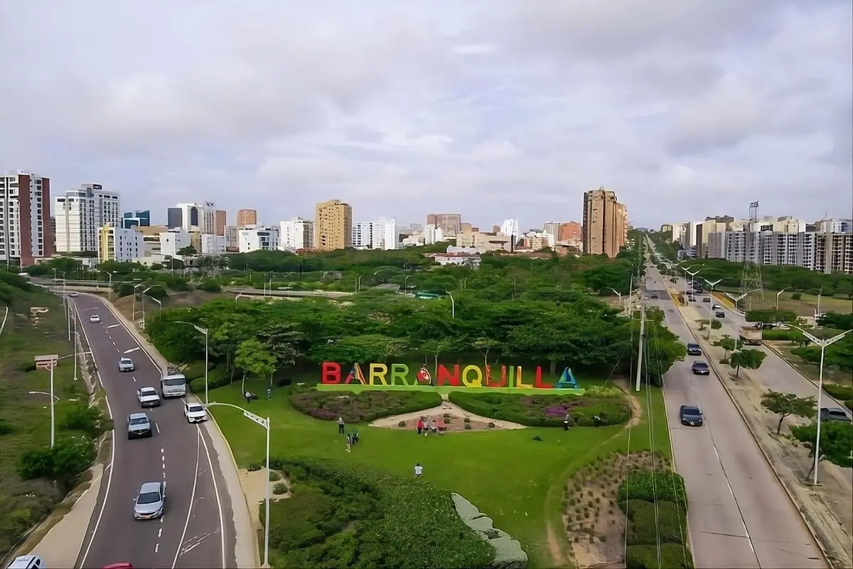 Vista urbana moderna de Barranquilla desde sus avenidas principales