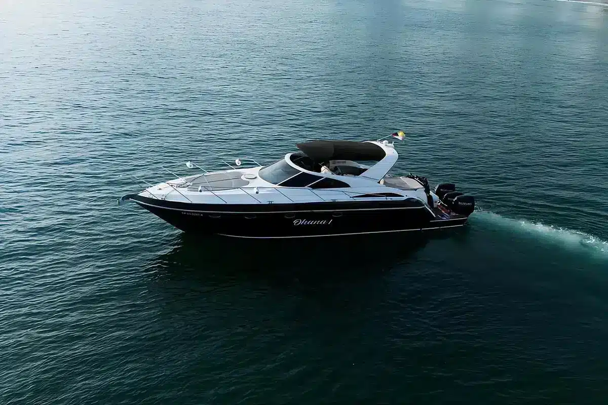 Yate premium en Cartagena Ohana Fairline 43 vista exterior